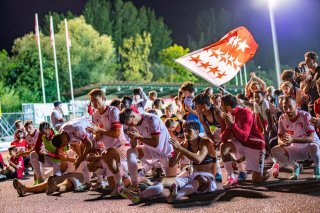 Les joueurs du FC Sion fêtent leur passage au 2ème tour de la Coupe de Suisse avec les fans valaisans à Delémont